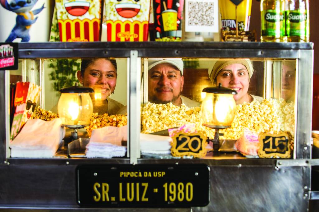 Filho segue legado do pai e leva adiante pipocas que marcaram gerações na USP