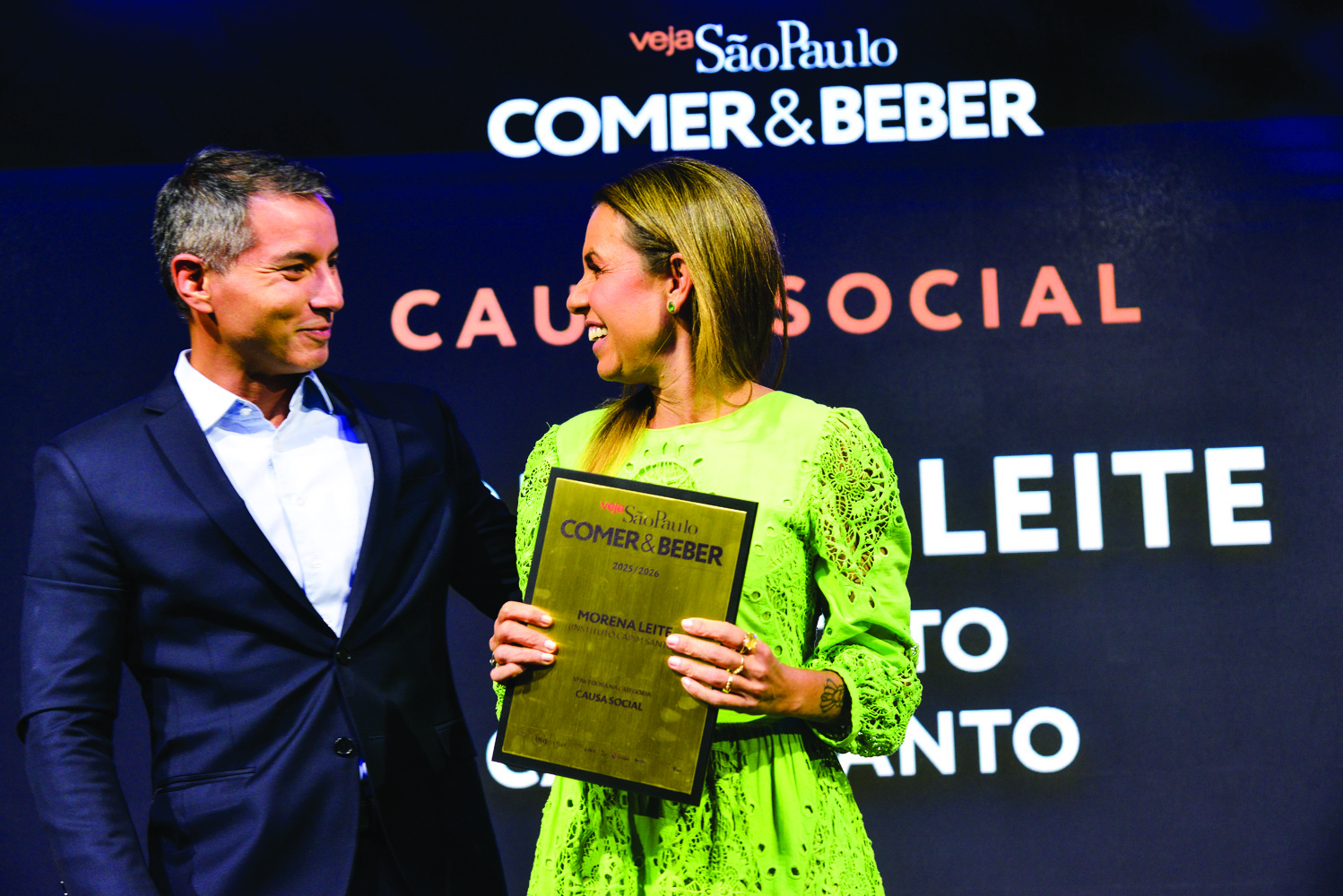 Gabriel Motomura, do BTG Pactual, com Morena Leite, pr&ecirc;mio Causa Social