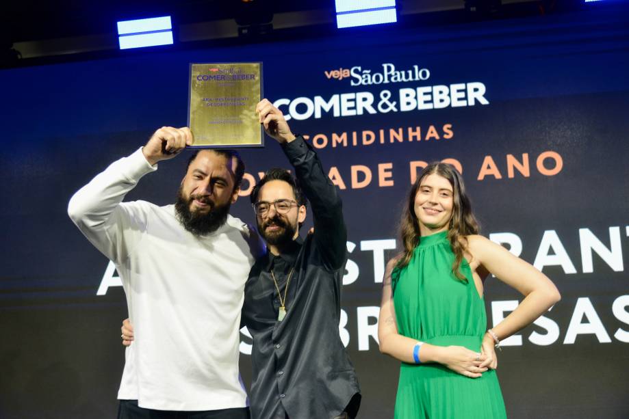 A rep&oacute;rter de Comidinhas, Larissa Zapata, com Gabriel Ribeiro e o irm&atilde;o Rodrigo Ribeiro, da Novidade do Ano ARA