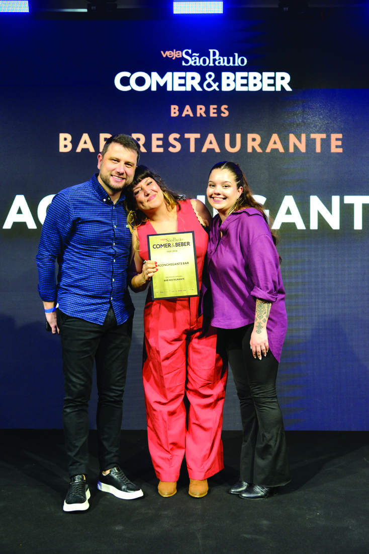 Gustavo Colussi, da Tramontina Hospitality, com Katia Lyra e Alice Macedo, do Aconchegante Bar