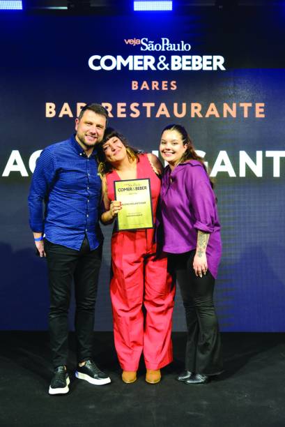Gustavo Colussi, da Tramontina Hospitality, com Katia Lyra e Alice Macedo, do Aconchegante Bar