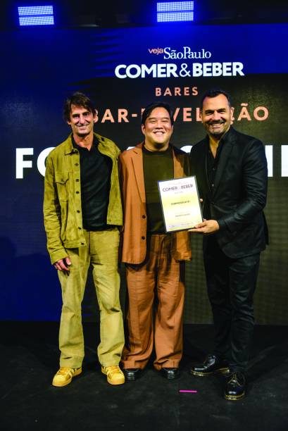 O repórter de bares Saulo Yassuda com Ale Natacci e Alê Youssef, do Bar Revelação Formosa Hi-Fi