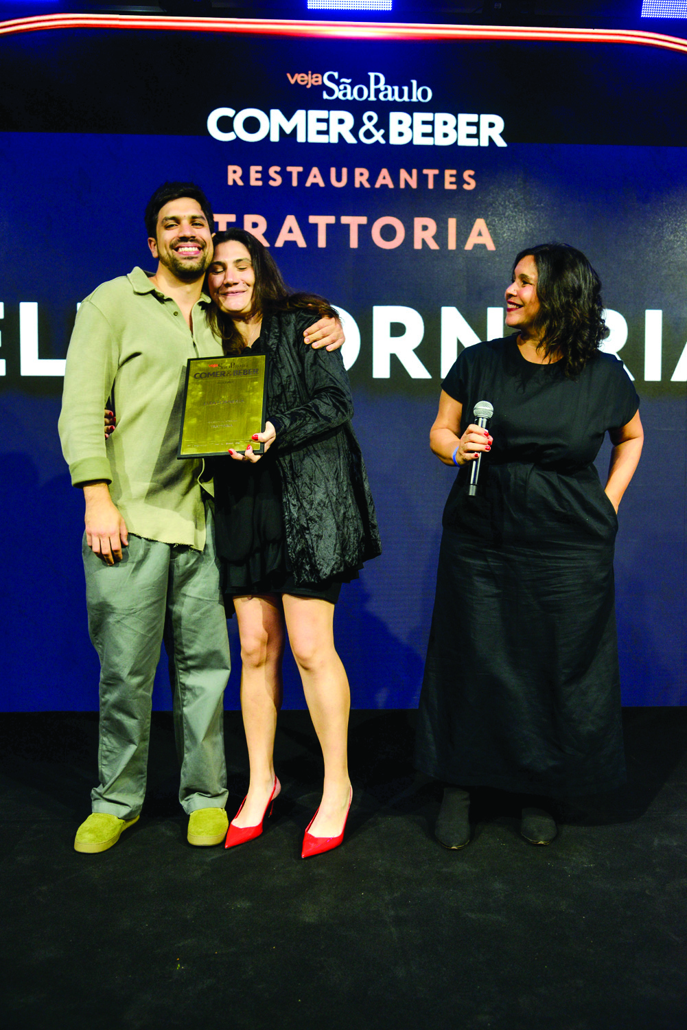 Enrico Villela com a irm&atilde; Manuela, da trattoria campe&atilde; Elea Forneria, ao lado da redatora-chefe de Veja SP, Alice Granato
