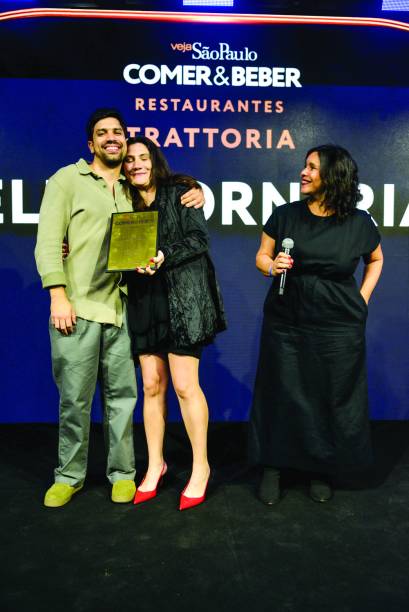 Enrico Villela com a irmã Manuela, da trattoria campeã Elea Forneria, ao lado da redatora-chefe de Veja SP, Alice Granato