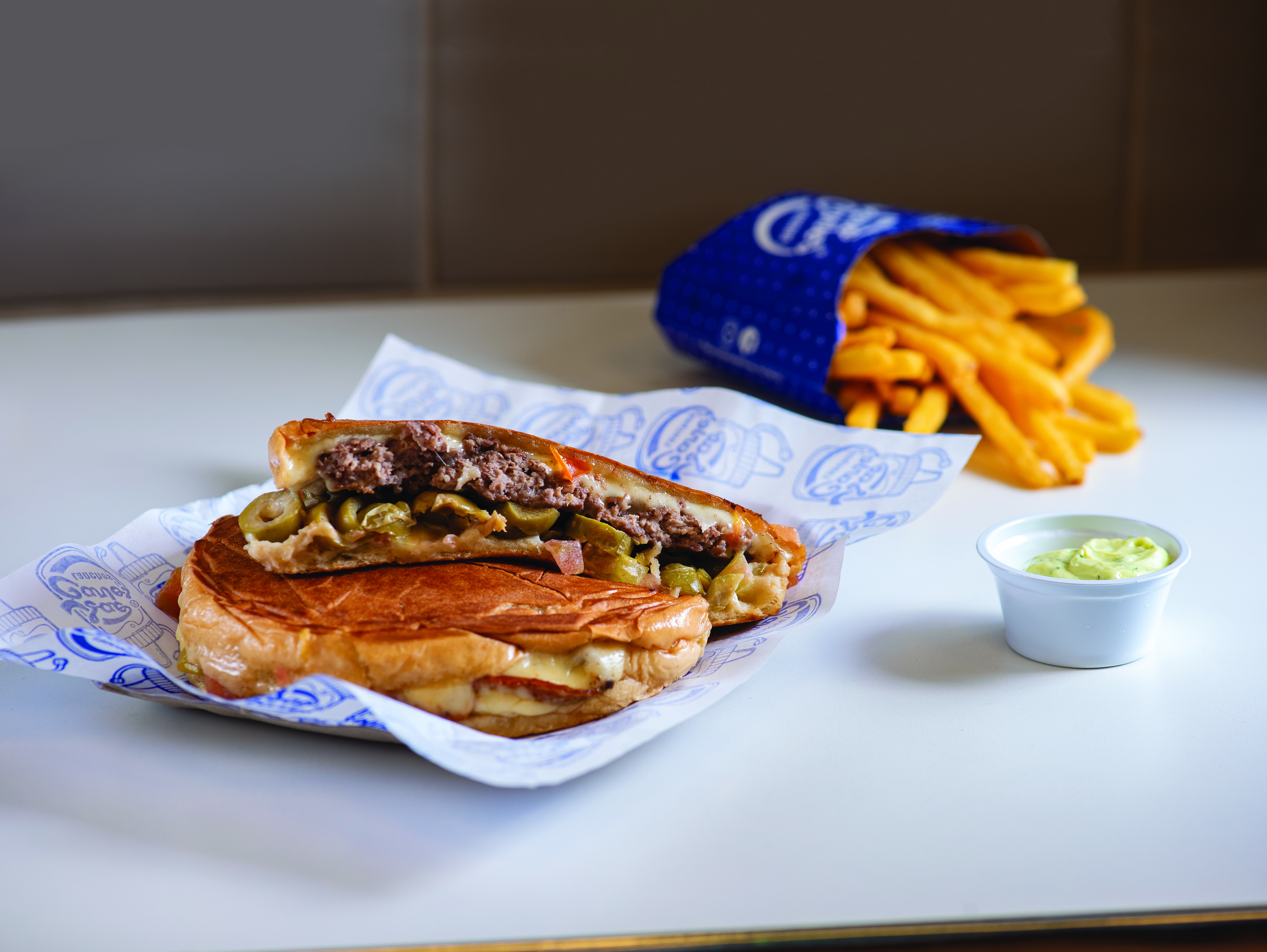 S&atilde;o Carlos Lanches: o azeitonado com por&ccedil;&atilde;o de batata frita e maionese verde da casa