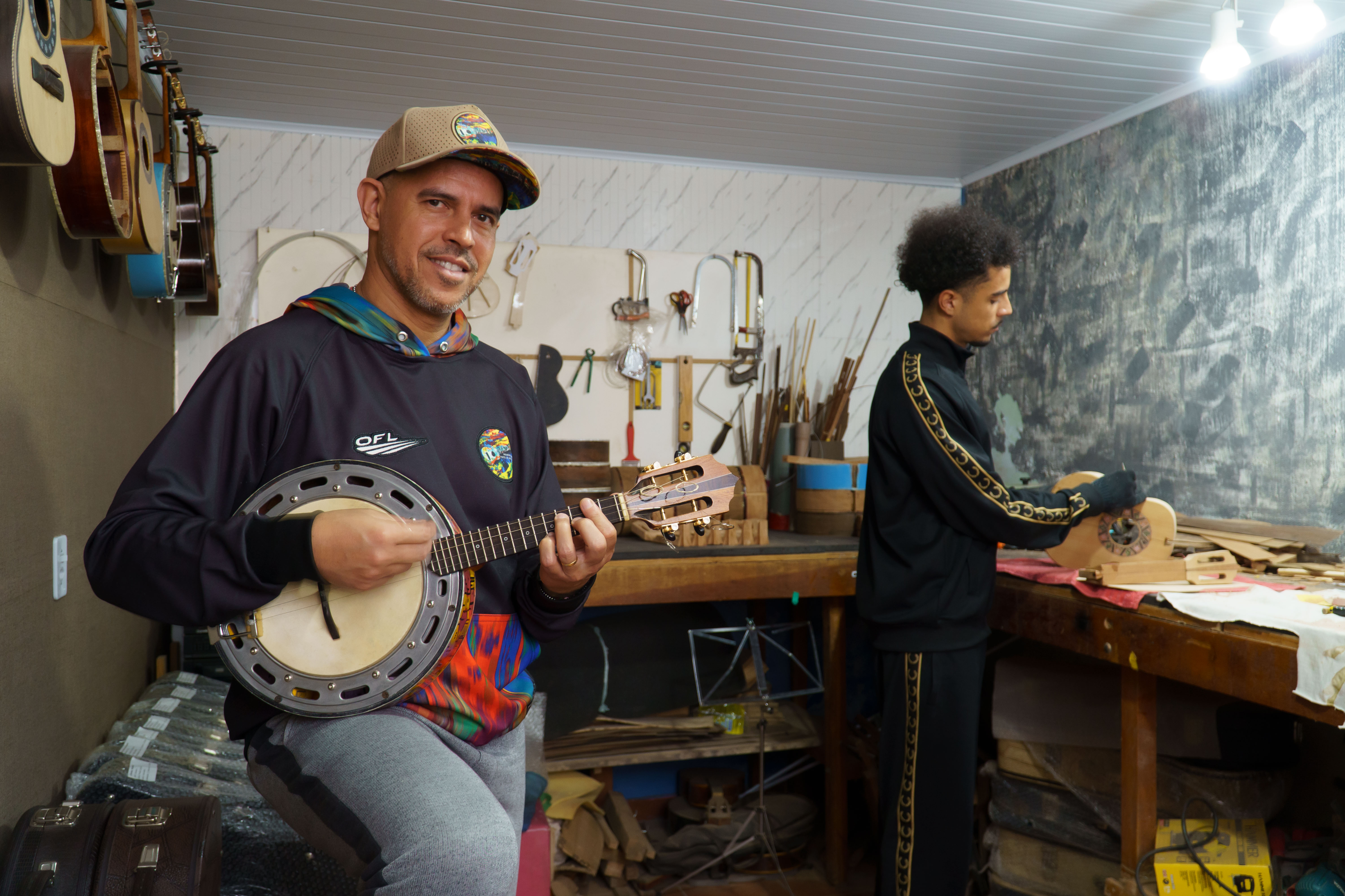 Ricardo Rabelo em seu ateli&ecirc;: aulas de luthieria e m&uacute;sica no Graja&uacute;