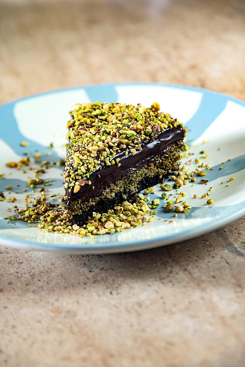Torta com crocante em cima em formato triangular