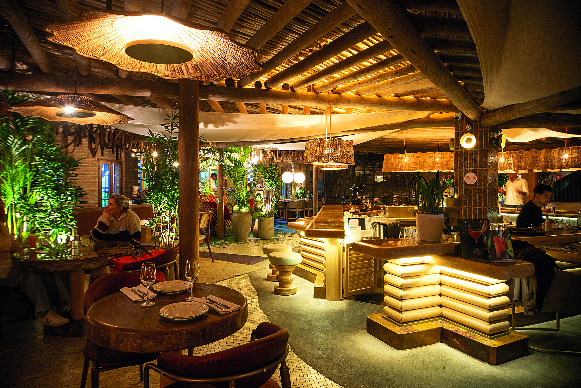 Pessoas sentadas em mesas em sal&otilde;es pequenos