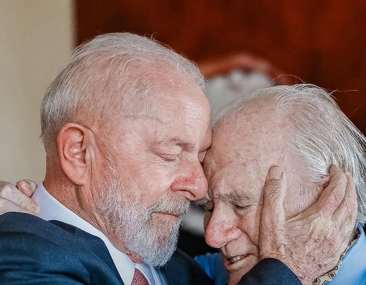 Lula cancela agenda do dia e comparece ao velório de Mino Carta, em SP