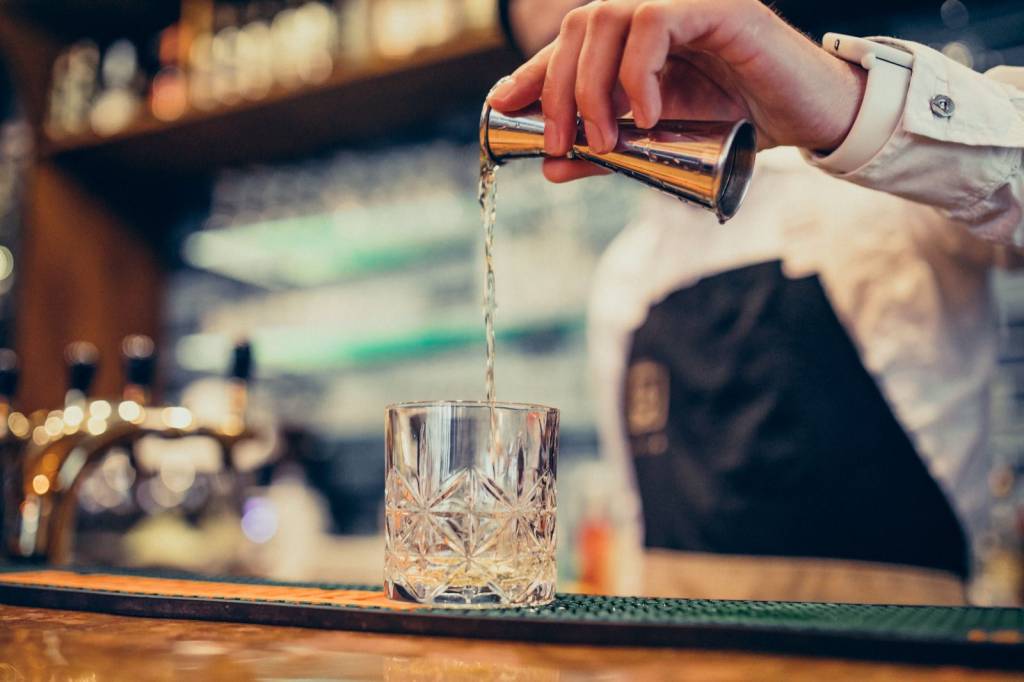Mortes por metanol: federação alerta que 36% das bebidas são adulteradas