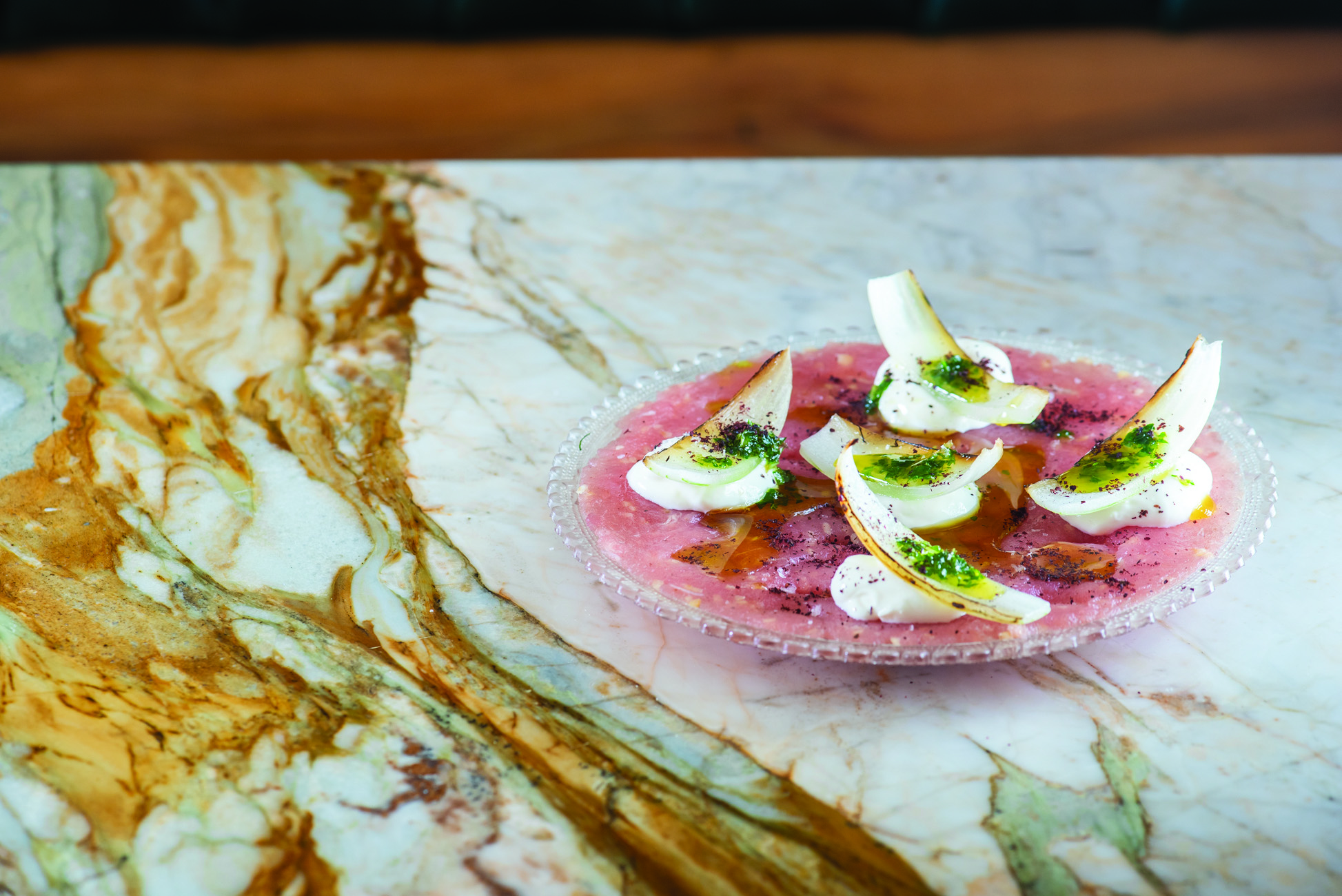 Quibe cru de peixe: valorizado por coalhada, cebola tostada, hortel&atilde; e sumac Comer e Beber SP 2025 Z Deli Restaurante & Delicatessen