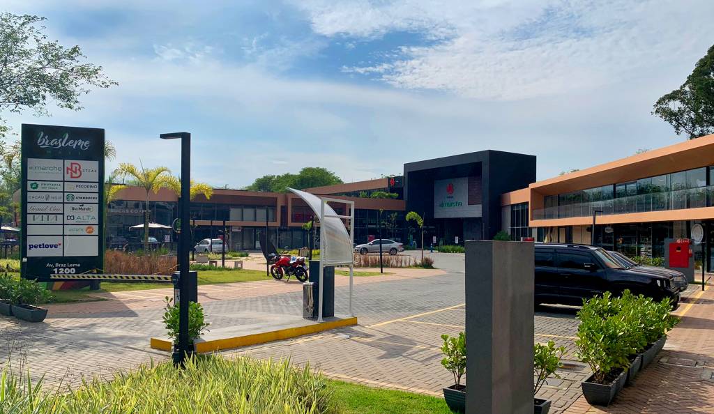 Suspeito é baleado ao tentar atropelar policial em shopping