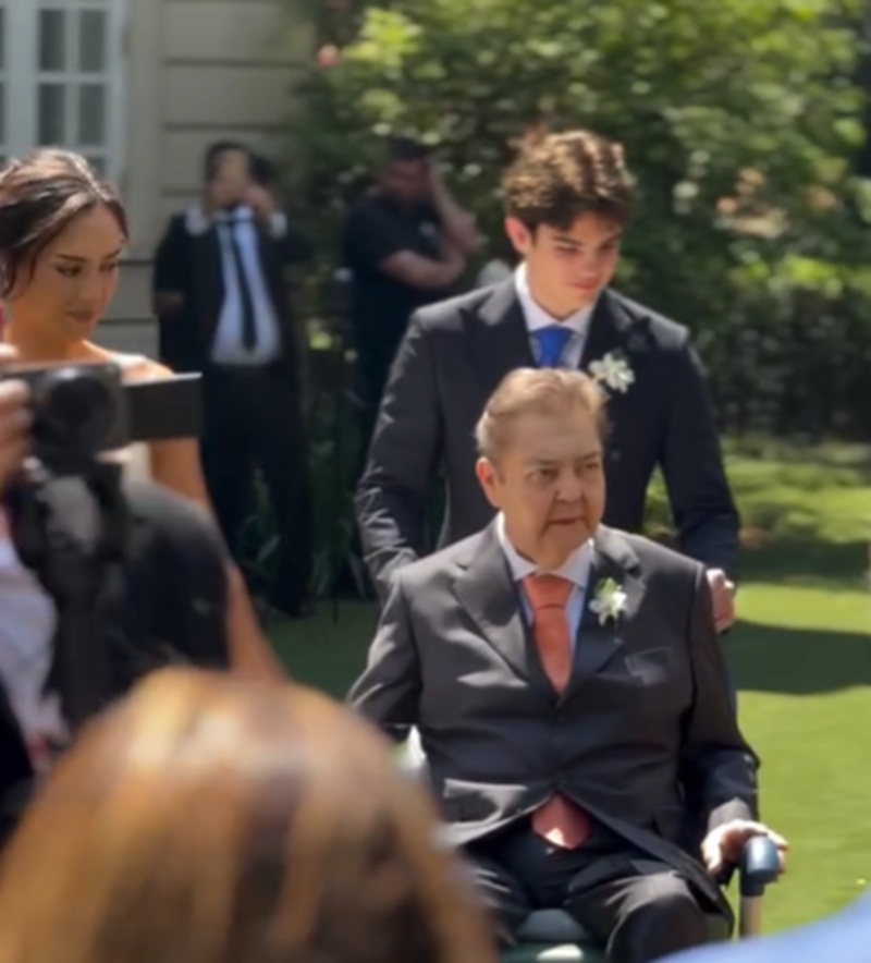 De cadeira de rodas, Faustão leva a filha ao altar em casamento
