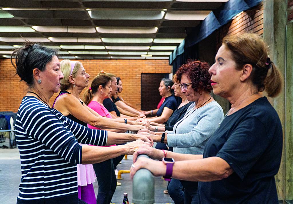 Com diferentes motivações, alunos 60+ aprendem a dançar balé