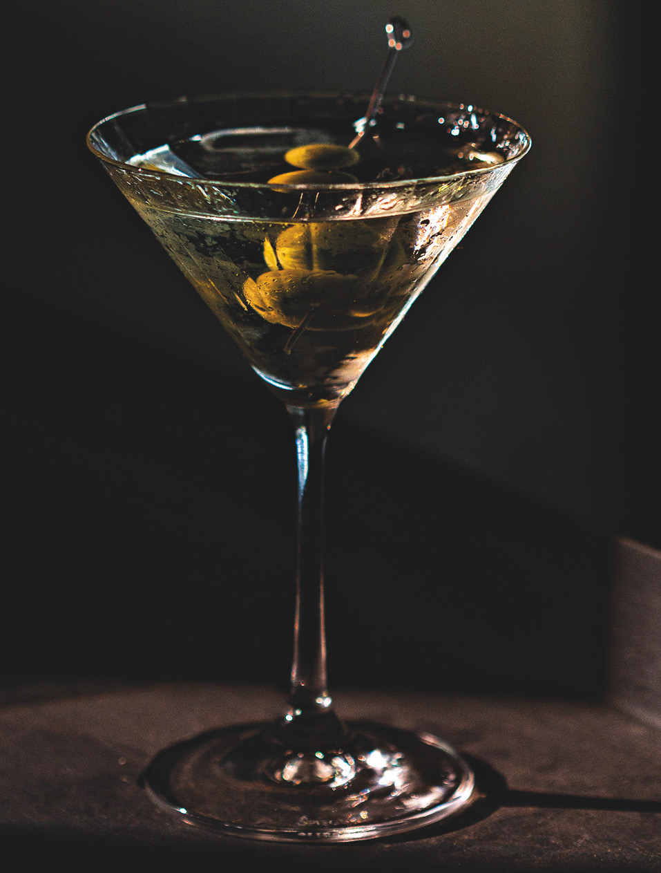 Dry martini com azeitona dentro
