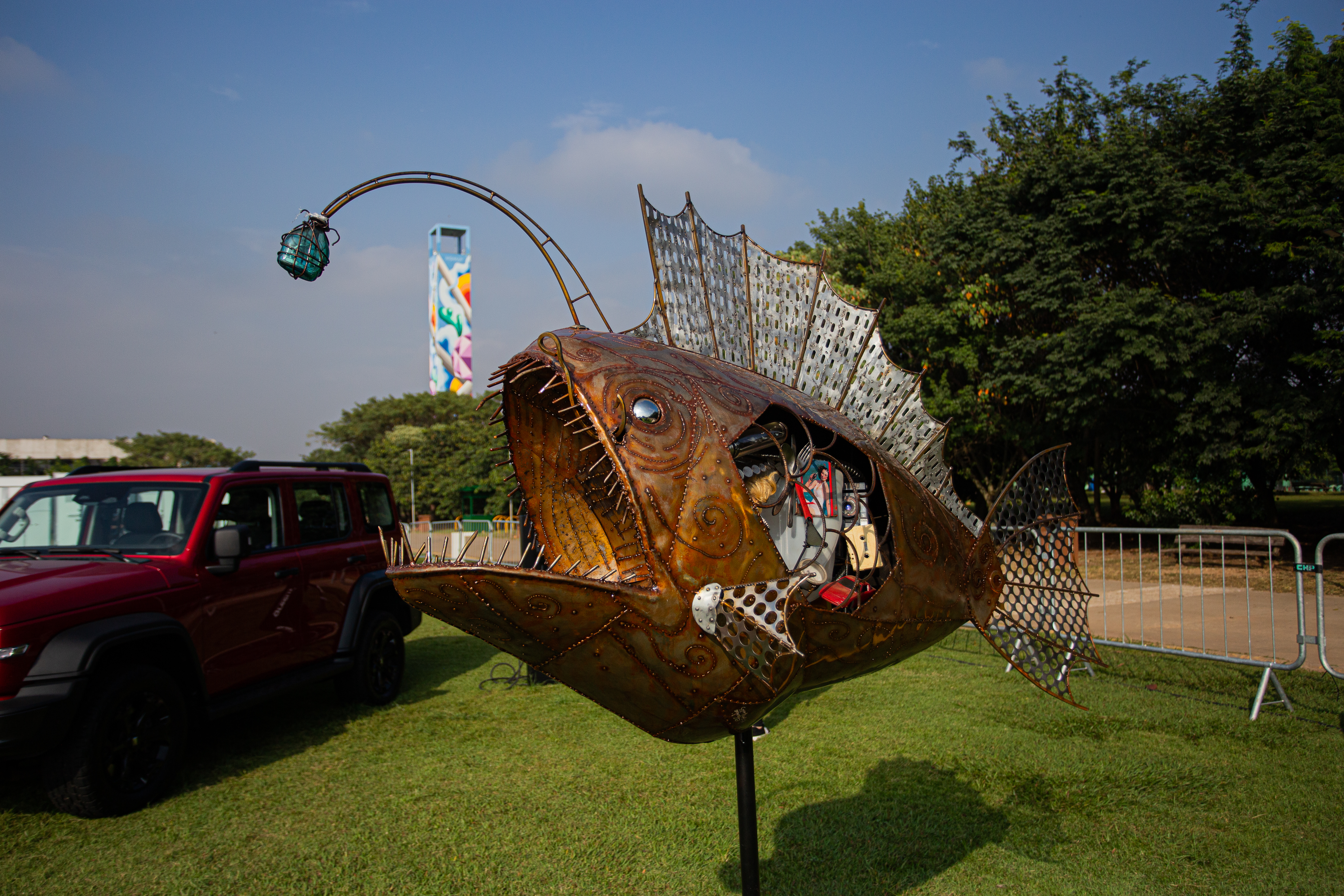 Ciclovia do Rio Pinheiros ganha escultura feita de materiais reciclados