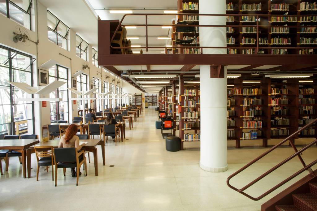 Bibliotecas centenárias de SP preservam o passado e se reiventam para o futuro