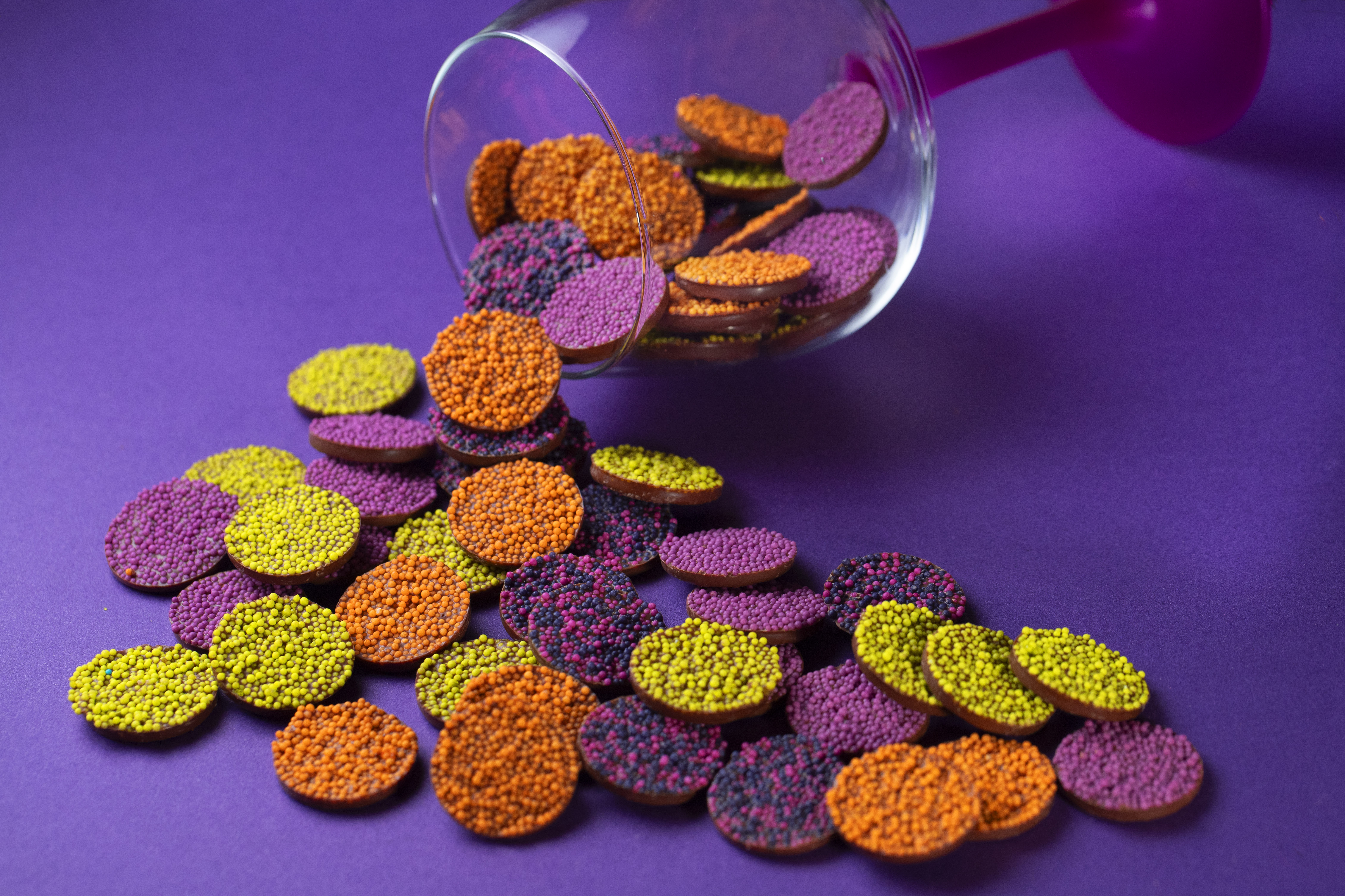 Chocolat du Jour: discos de chocolate com confeitos coloridos