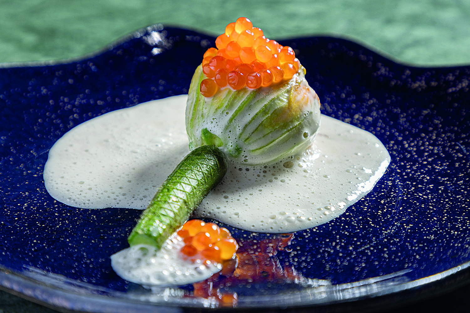 Jojo: flor de abobrinha recheada de musse de linguado e salm&atilde;o defumados , emuls&atilde;o de champanhe e ovas de salm&atilde;o