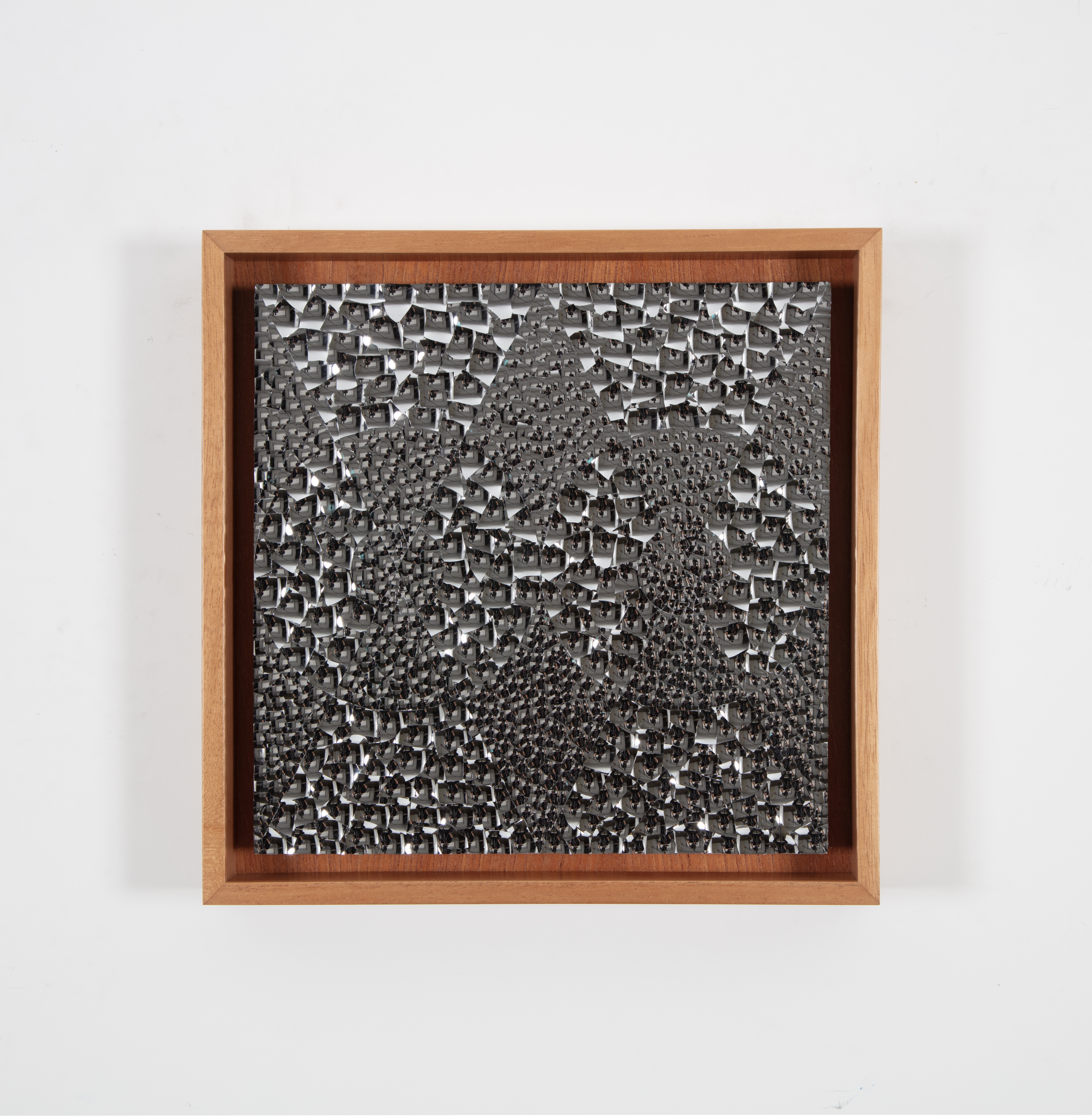 Gabriel-de-la-Mora—2074-2024-844-fragmentos-concavos-e-1.230-fragmentos-convexos-de-vidro-soprado-e-aluminio-sobre-papel-museologico.-Credito-imagem–Estudio-Gabriel-de-la-Mora (1)