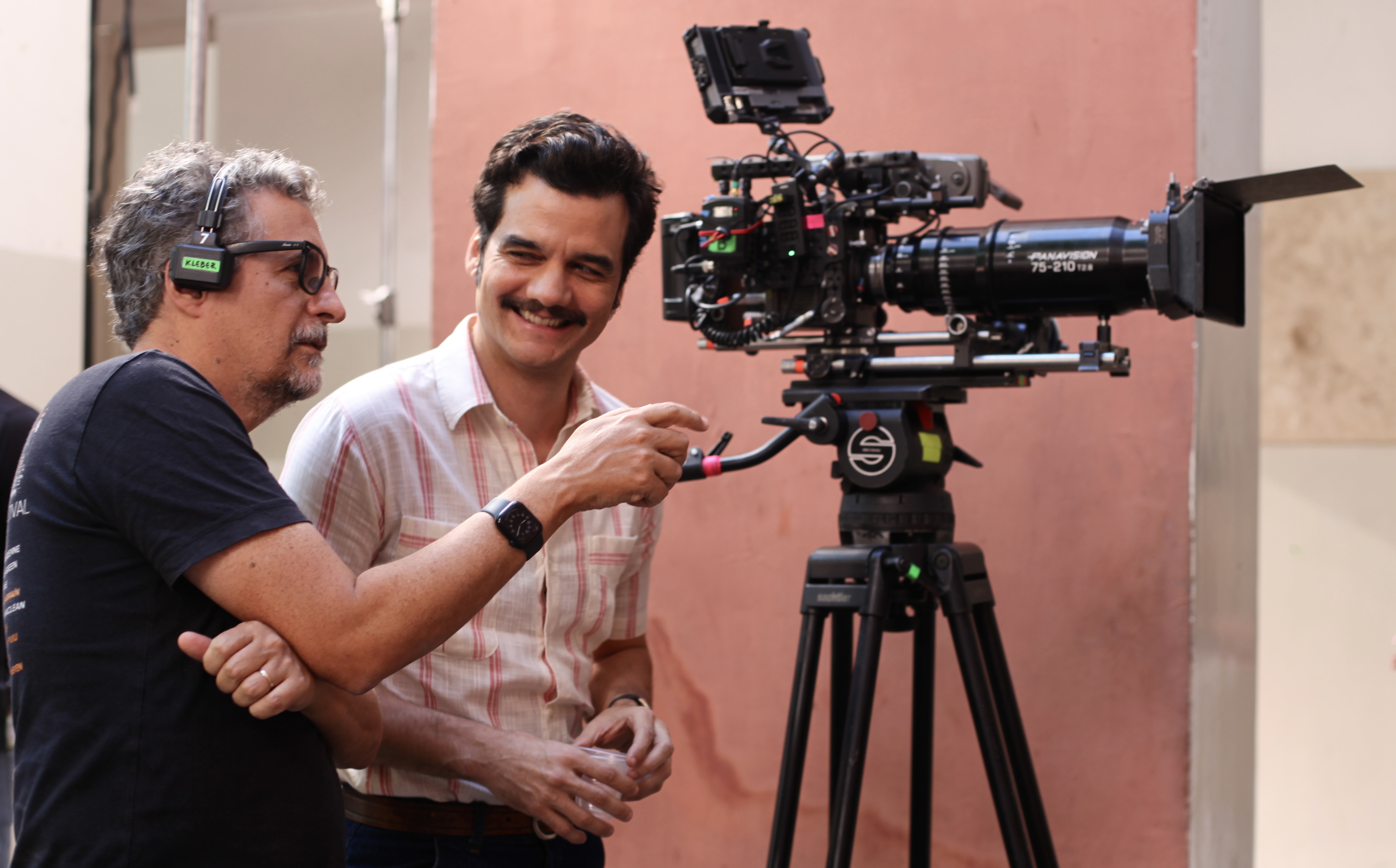 Kleber Mendonça Filho e Wagner Moura O AGENTE SECRETO _ Créditos_ Laura Castor