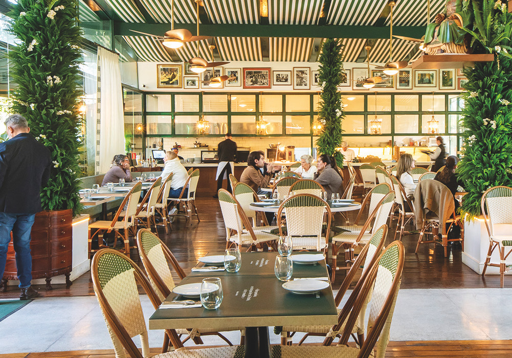 Les Deux Magots celebra dois anos com jantar francês e música ao vivo