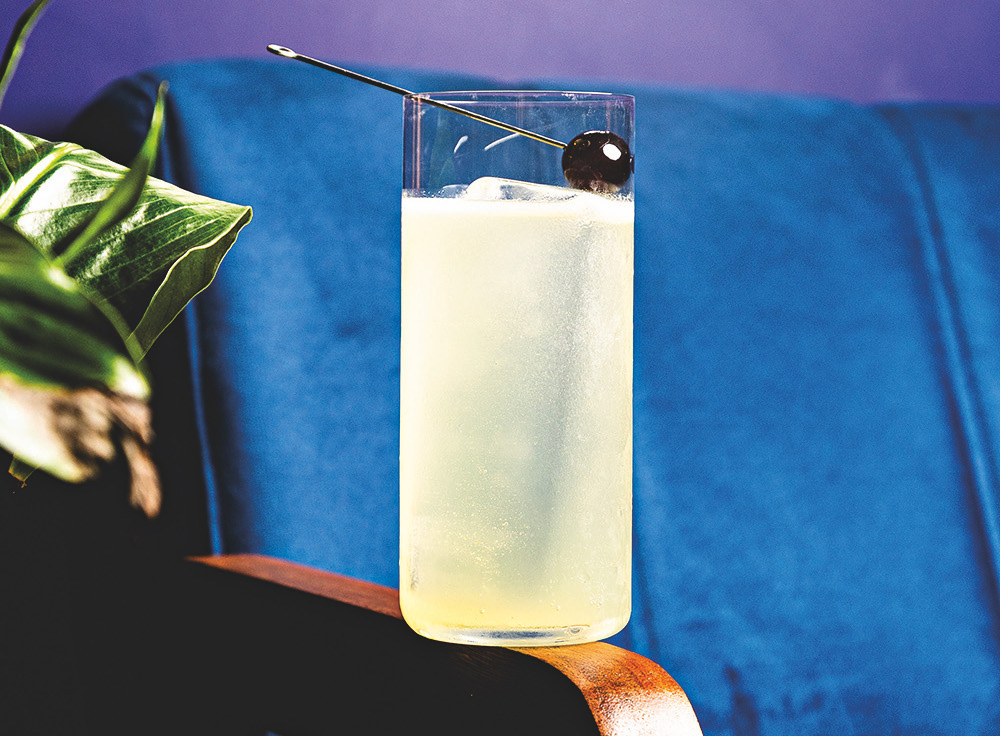 Saqu&ecirc;, awamori, pera, &aacute;gua de coco, capim-santo e uva verde: drinque sem destilado do Fifty Fifty