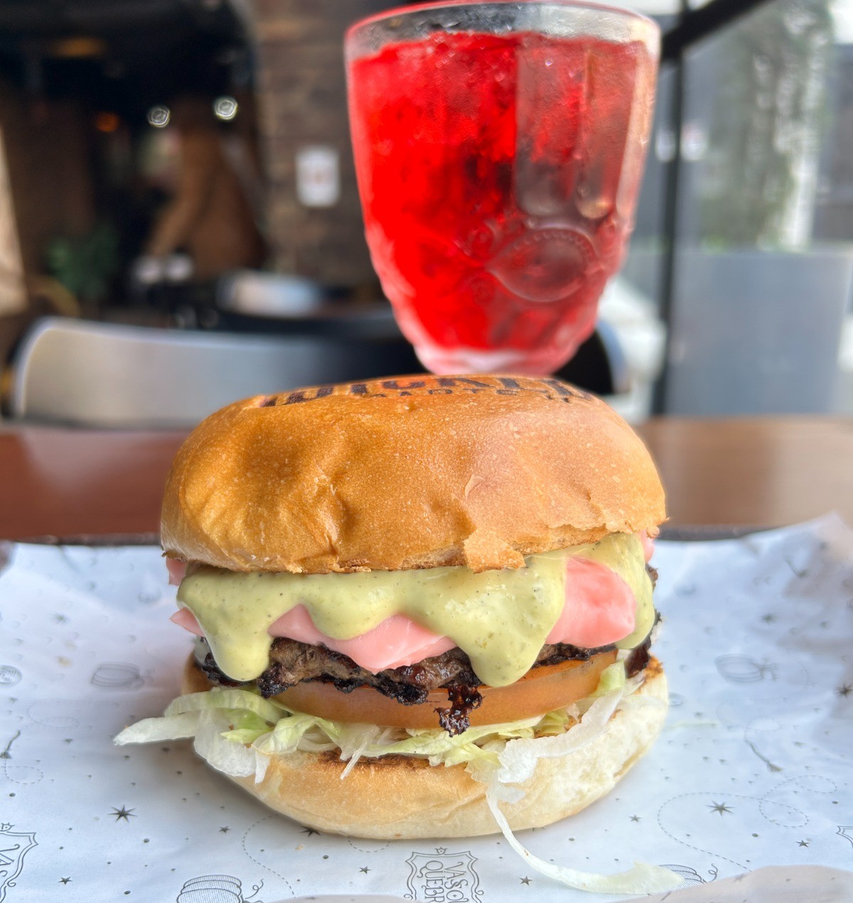 Vassoura-Quebrada-hamb&uacute;rguer-Wicked-rosa-verde