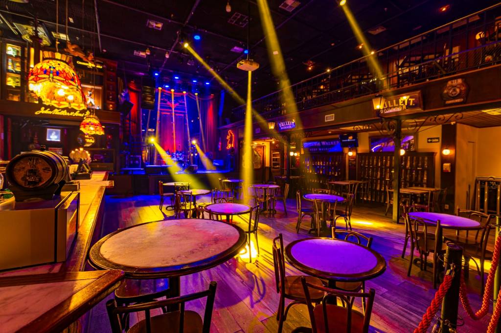 Charles Edward, destino de paquera pré-aplicativos, celebra 30 anos