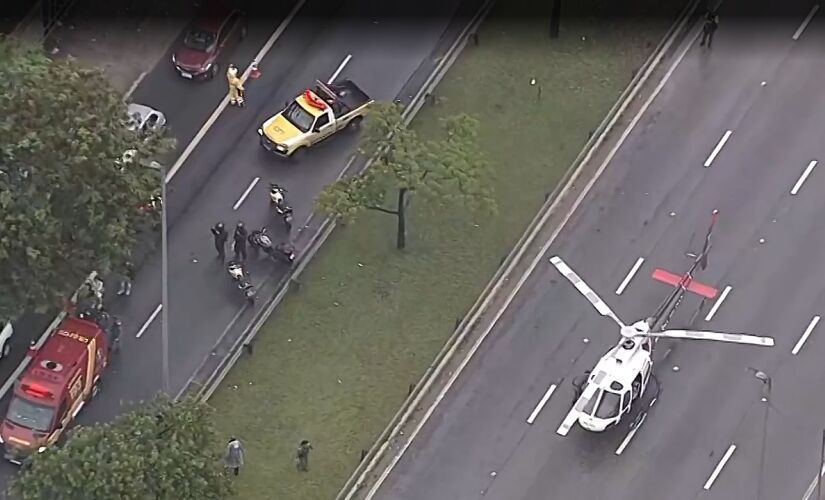 Helicóptero Águia resgata jovem de 19 anos após acidente na Marginal Tietê