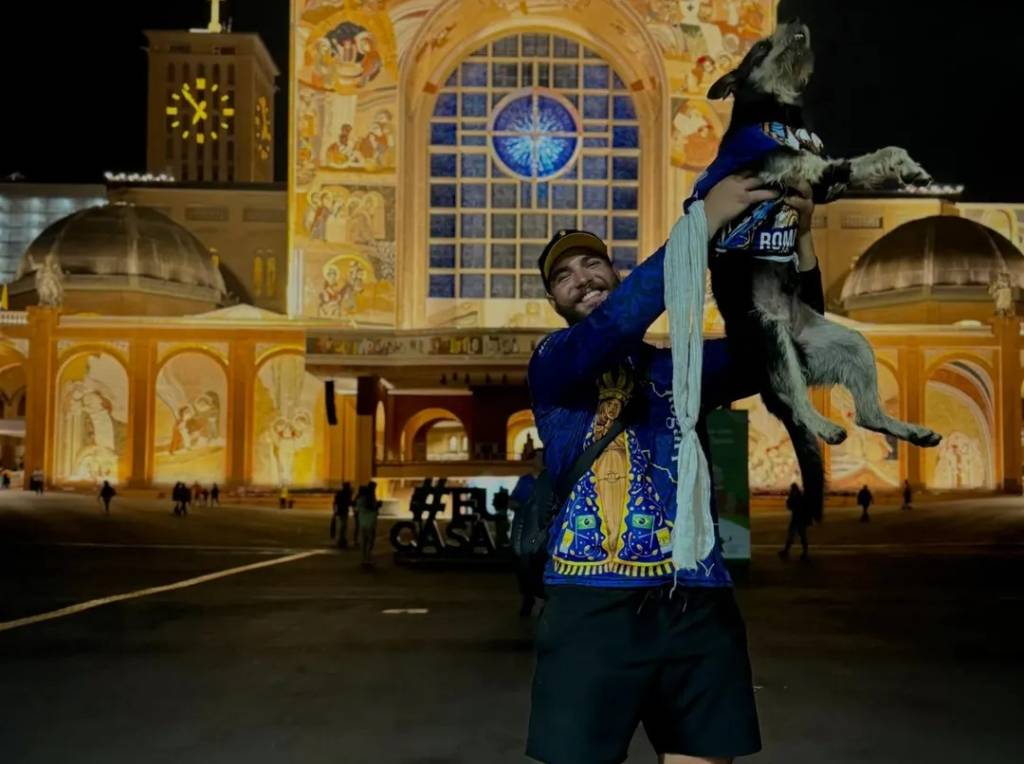 Cachorro se junta a romeiros em rota para Aparecida e vive final feliz