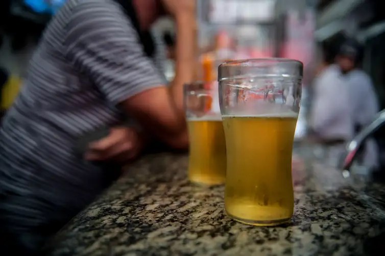 Proporção de paulistanos que abusam do álcool sobe para 32%, diz pesquisa da USP
