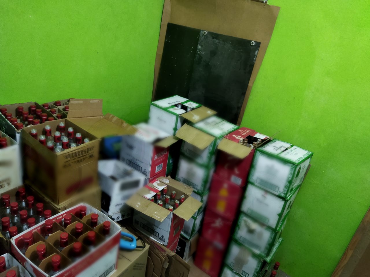 Polícia encontra fábrica clandestina de bebidas ligada a morte por metanol