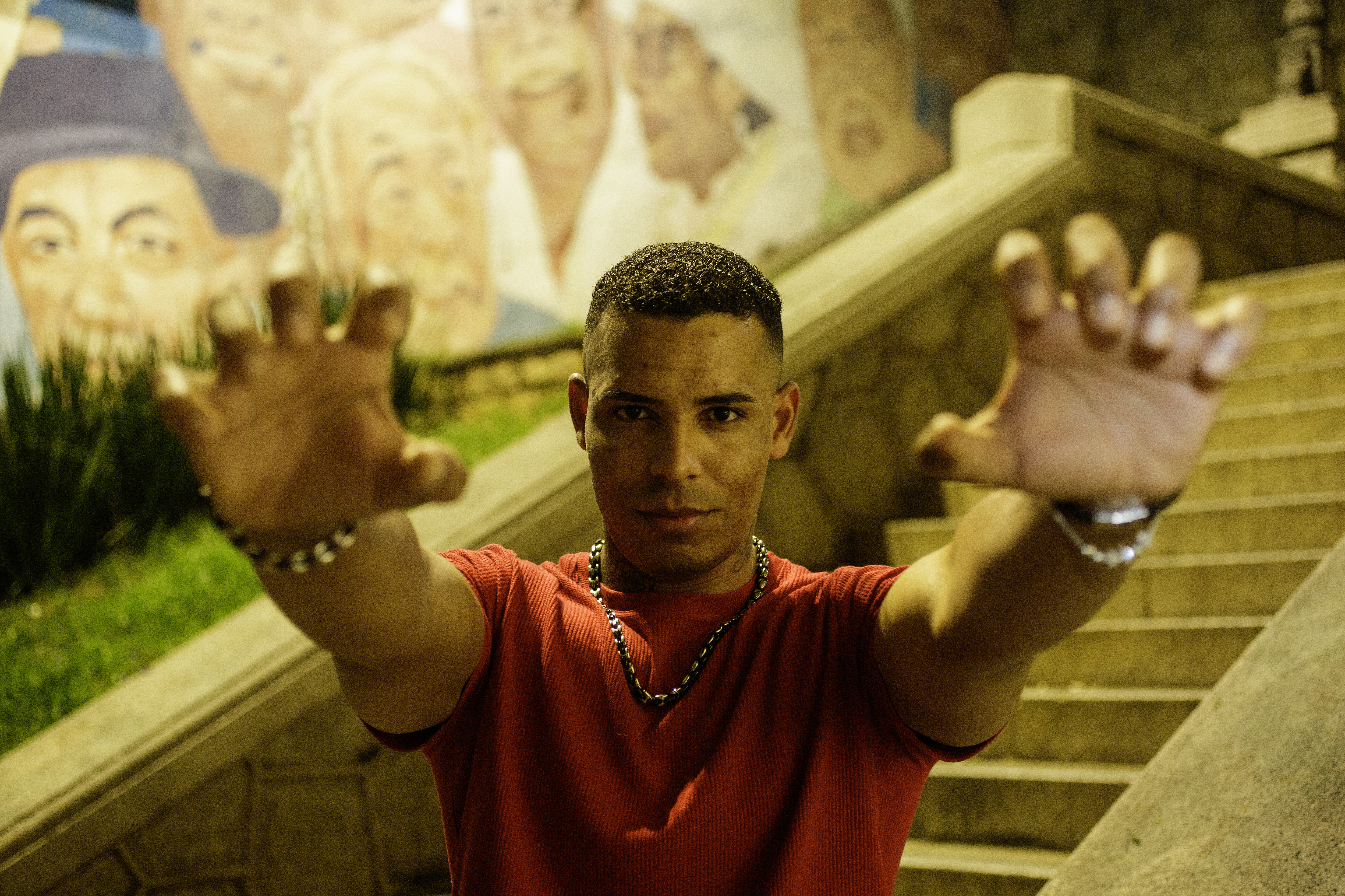 Rom Santana, na Escadaria do Bixiga: o “Felino” faz o seu sinal