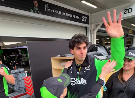 Bortoleto chora, atende fãs e abraça a família em Interlagos