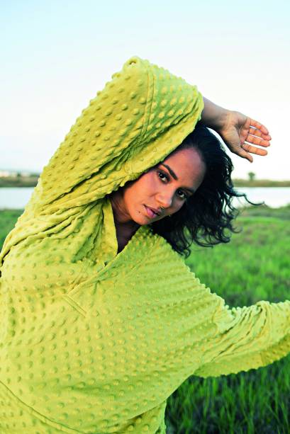 Mayra de volta ao Brasil: shows da turnê intimista 'ReEncanto'