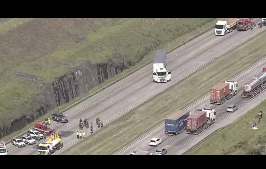 Motorista de caminhão ficou amarrado a uma bomba falsa, diz PM