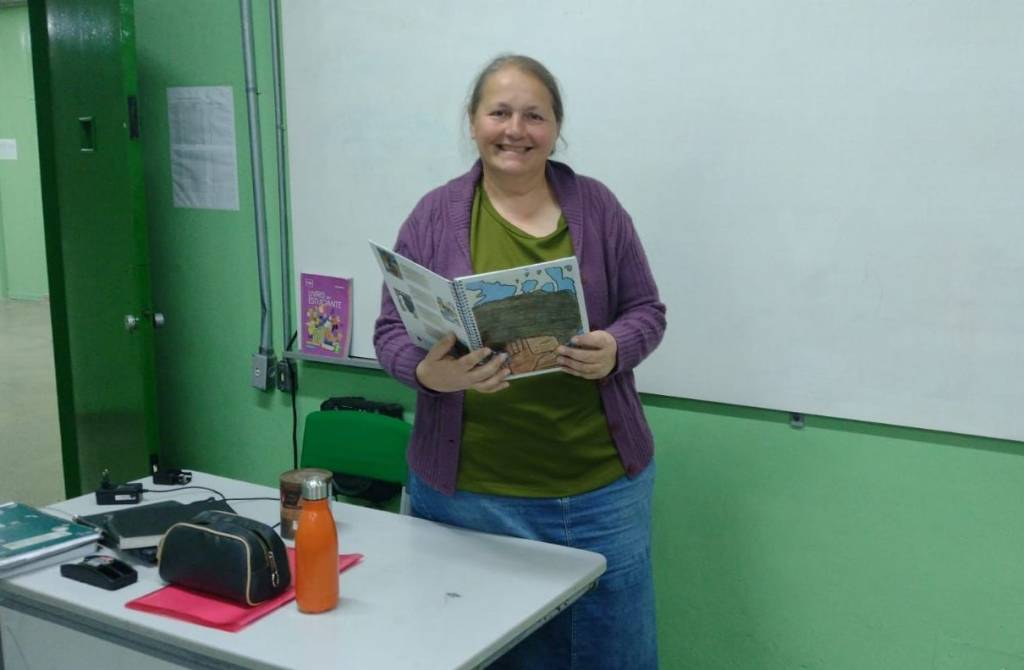 Aos 60 anos, estagiária sonha em ser professora de literatura no interior de SP