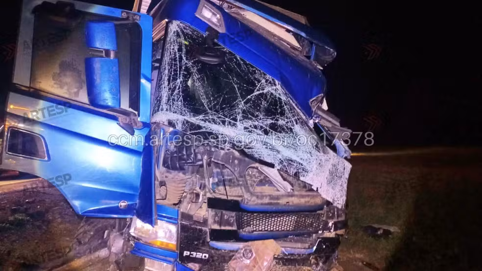 Acidente na Castello Branco envolve ônibus da cantora Amanda Alves