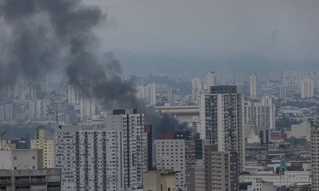 Incêndio atinge galpão na região do Brás em SP