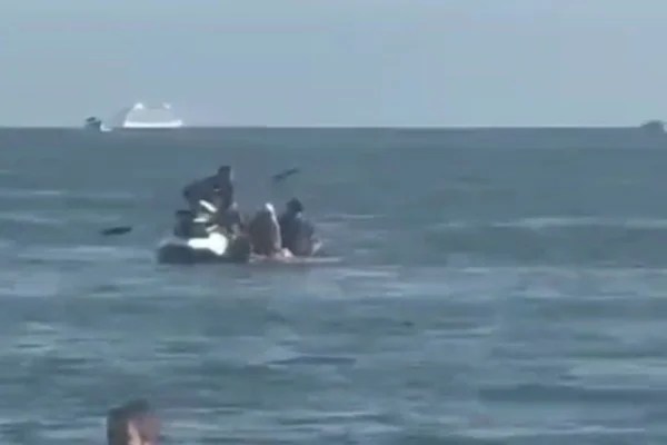 VÍDEO: assaltantes a bordo de jet ski roubam casal em caiaque em São Vicente