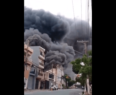 Incêndio atinge prédio na Mooca e chamas são vistas à distância