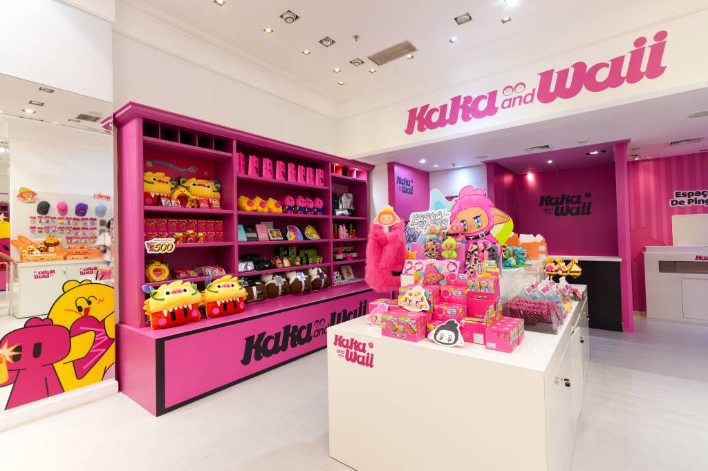 Kwai abre loja pop-up com chaveiros de pelúcia, ímãs e almofadas