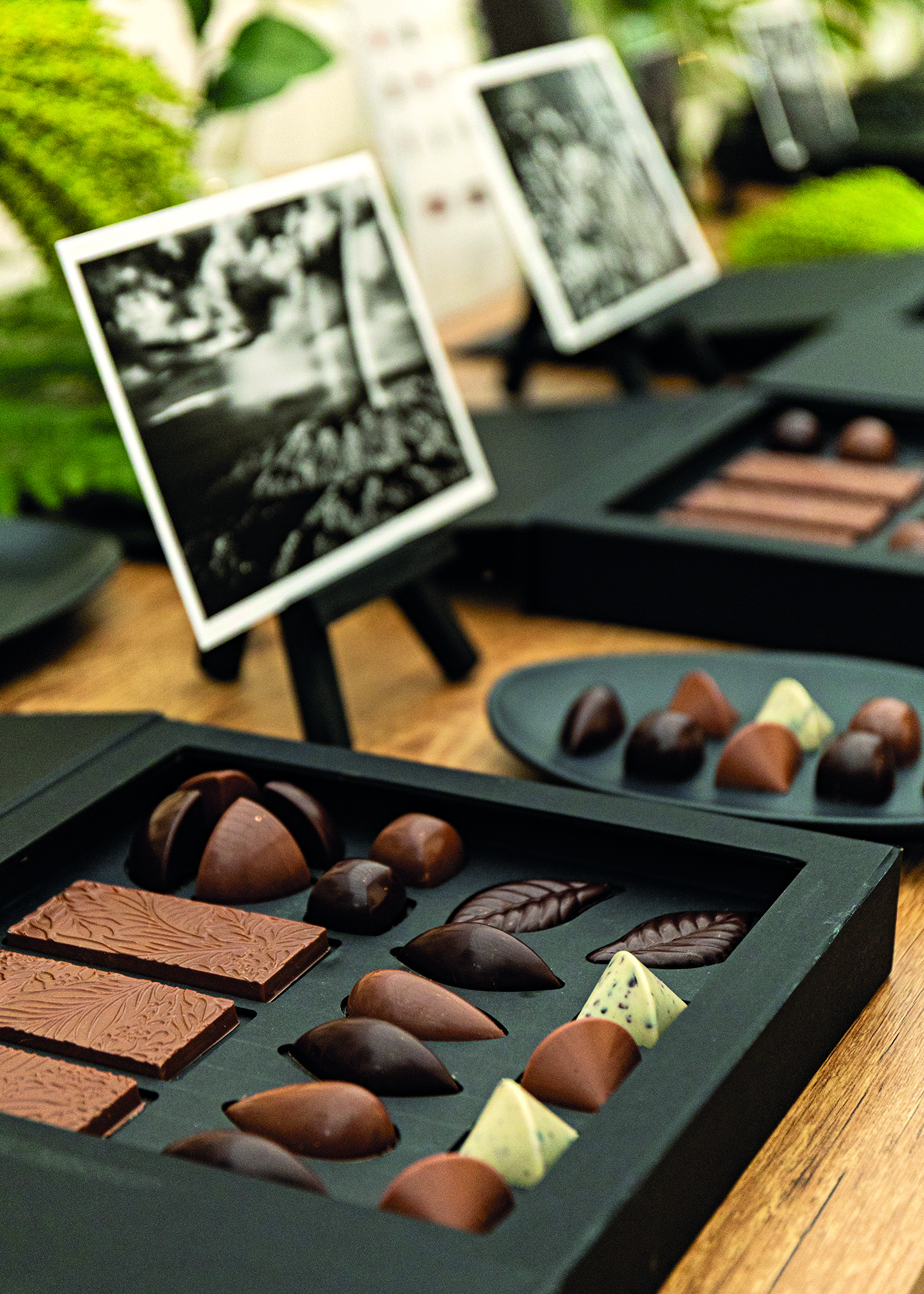 Bombons em caixa preta e fotos atr&aacute;s