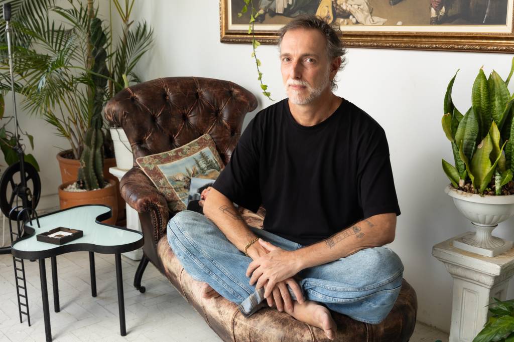 Felipe Morozini lança livro fotográfico com registros em seu apartamento