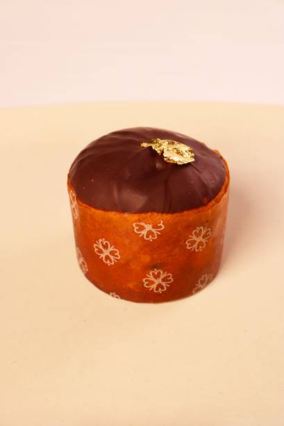 Hanami: panetone de frutas com ganache de yuzu