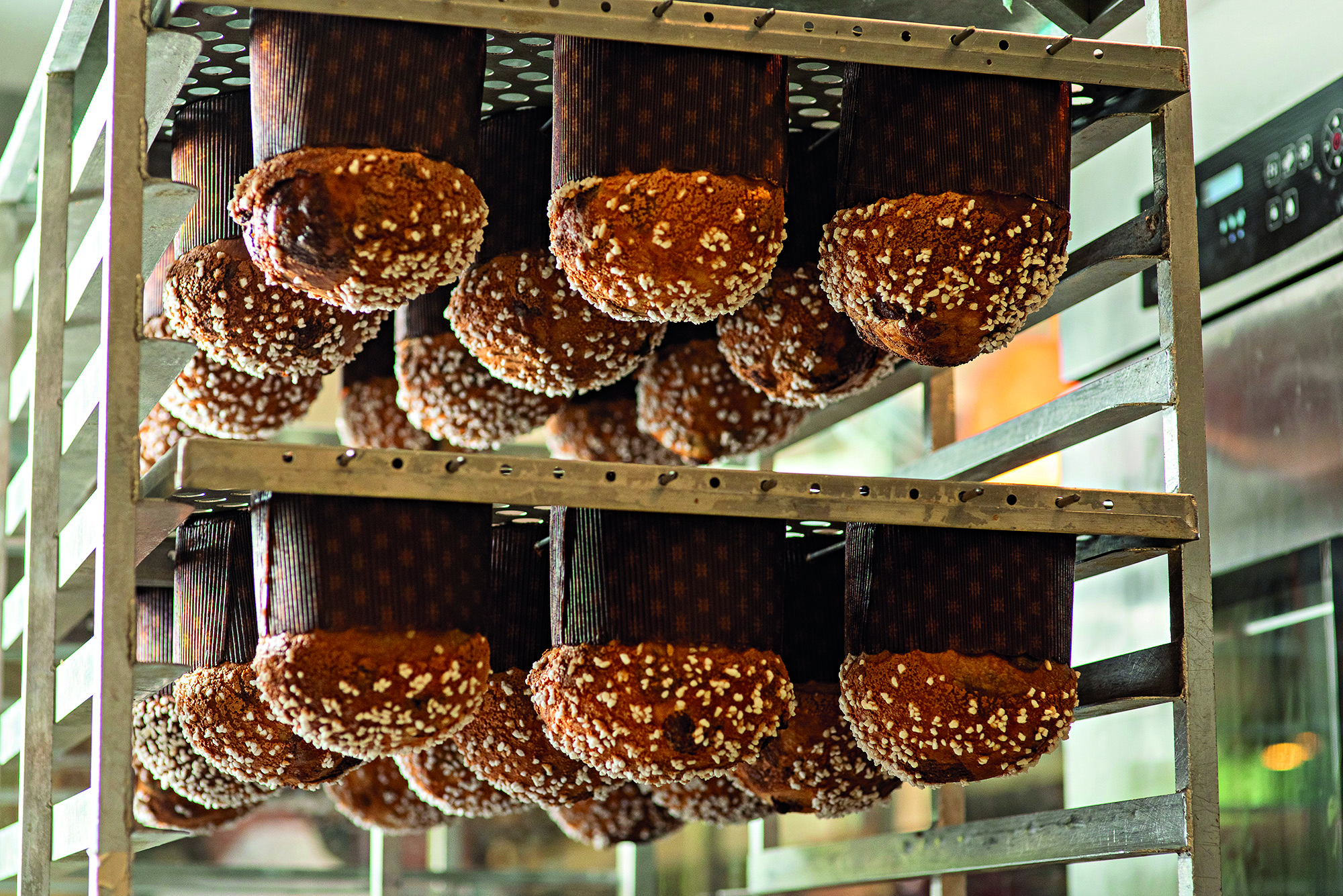 De cabe&ccedil;a para baixo: logo ap&oacute;s assarem, os p&atilde;es doces ficam invertidos por doze horas