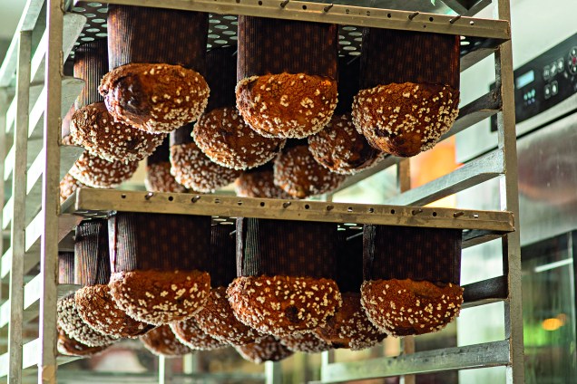 De cabe&ccedil;a para baixo: logo ap&oacute;s assarem, os p&atilde;es doces ficam invertidos por doze horas