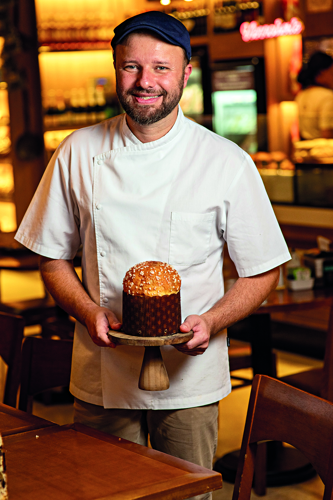 Homem sorrindo com panetone na m&atilde;o