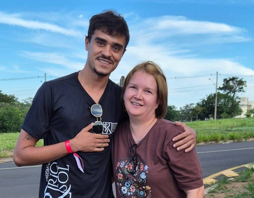 Jovem viraliza após postar foto com Elize Matsunaga